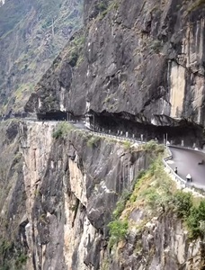 देश की सबसे रोमांचक और खतरनाक सड़क जहां मिलता है एनाकोंडा 